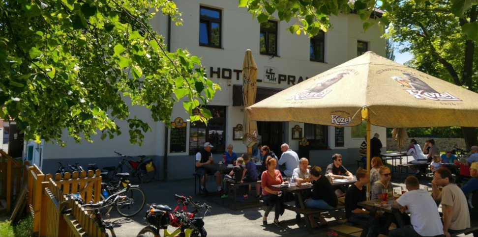 Rakvičky se šlehačkou. Rozvoz Jídel Hotel Praha Vyžlovka Okolí Praha-východ Firemní Společenské Akce Hotová Jídla Ubytování Zábava Hudba Sport Svatby Pronájem Sálu Denní Menu Praha. Polední menu Denní menu Polévky Hlavní jídla Minutky od 15h Přílohy Saláty Dezerty Dětská jídla Chlazená jídla 48h Piva Chuťovky k pivu Nealkoholické nápoje Alkoholické nápoje Vína a sekty.